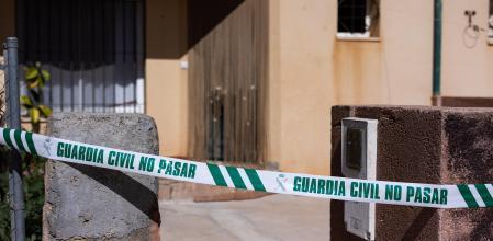 Imagen de archivo de una vivienda precintada por la Guardia Civil.