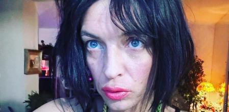 Camilo Blanes (Sheila Devil) vuelve a sufrir un robo en su casa.