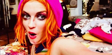 Camilo Blanes (Sheila Devil) vuelve a sufrir un robo en su casa.