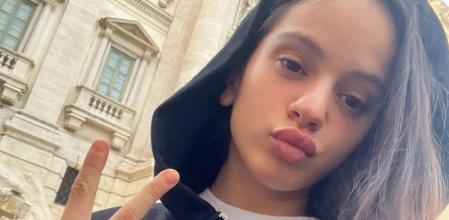 Rosalía con sudadera negra en Roma