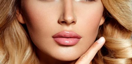 Los tonos grises y plateados favorecen a  los ojos azules.