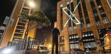 Twitter?s new logo is seen projected on the corporate headquarters building in downtown San Francisco, California, U.S. July 23, 2023. REUTERS/Carlos Barria