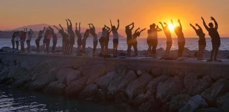 Las caricias del sol en el espigón de Fuengirola.