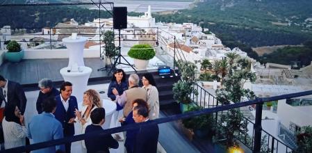 Poetas y escritores en torno a Yolanda Aldón, en la terraza del Hotel Boutique V.
