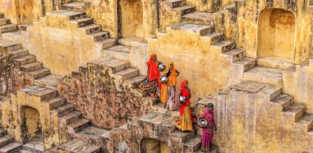 Mujeres que transportan agua del pozo Chand Baori