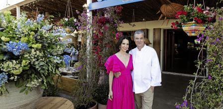 Natalia San Juan y el chef Carles Abellán frente al restaurante Casa Natalia en Formentera