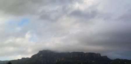 La niebla baja en la cima de la Mola.