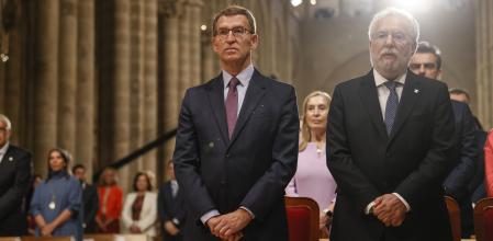 El líder del PP, Alberto Núñez Feijóo, Ana Pastor (detrás), entre otros, antes de la ofrenda al apóstol, este martes en Santiago, en el día en que Galicia celebra su festividad con actos como la mencionada ofrenda y las reivindicaciones de diferentes grupos políticos por las calles de la capital
