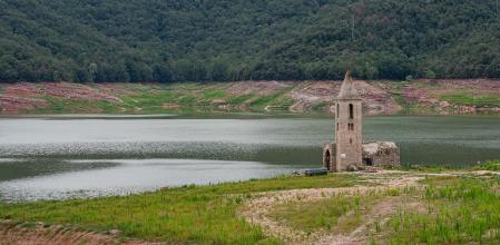 VIsta actual del Pantà de Sau con mayor caudal de agua. Vilanova de Sau, 4 de Julio de 2023.