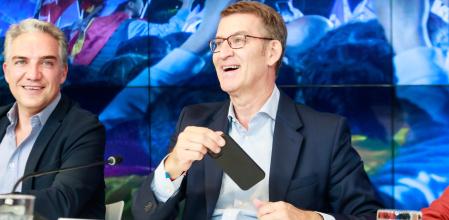 Elías Bendodo y Alberto Núñez Feijóo, esta semana, en una reunión de la dirección del PP