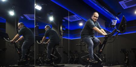 Joel Balagué, socio fundador de Volava, montado en una de sus bicis inteligentes