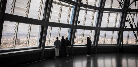 Un equipamiento con muchas vistas.Este mirador ofrece estampas de toda la ciudad, y además cuenta con un original espacio expositivo y una escultura interactiva para los más osados