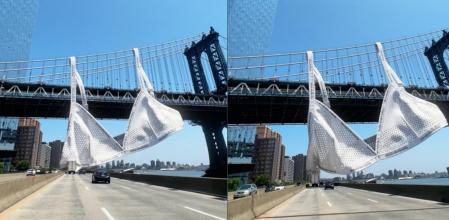 Un sujetador gigante en el puente de Manhattan