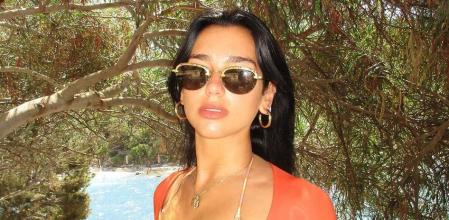 Dua Lipa combina el bikini con vestidos repletos de aberturas