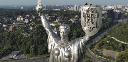 El escudo de armas ucraniano sustituye al emblema soviético que decoraba la estatua a la madre patria en Kyiv