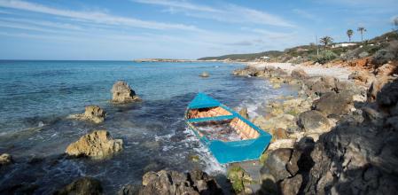 Una patera abandonada en Es Migjorn, en Formentera
