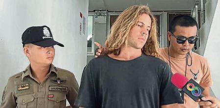 Koh Phangan (Thailand), 07/08/2023.- A Spanish chef alleged murder suspect Daniel Jeronimo Sancho Bronchalo (C), is escorted by Thai police officers to the court from Koh Phangan police station in Koh Phangan island, southern Thailand, 07 August 2023. Thai police arrested a 29-year-old Spanish nationality Daniel Jeronimo Sancho Bronchalo accused of killing a Colombian surgeon Edwin Arrieta Arteaga and dismembering his body before dumping some parts in a rubbish dump and other parts including his head in the sea, police said. (España, Tailandia) EFE/EPA/SOMKEAT RUKSAMAN