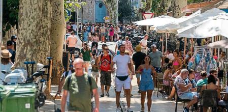 Turistas abarrotan las calles de Sóller, en la Serra de Tramuntana de Mallorca, 9 de Agosto de 2023. Reportaje sobre la masificación turística de Mallorca y la renovación de Magaluf donde las empresas hoteleras quieren substituir la zona de turismo de borrachera por hoteles de 4 y 5 estrellas. Foto: Joan Mateu Parra / Shooting