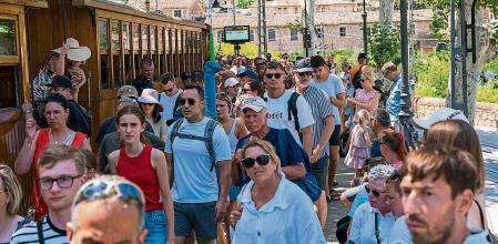 Turistas abarrotan el Ferrocarril de Sóller, en la Serra de Tramuntana de Mallorca, 9 de Agosto de 2023. Reportaje sobre la masificación turística de Mallorca y la renovación de Magaluf donde las empresas hoteleras quieren substituir la zona de turismo de borrachera por hoteles de 4 y 5 estrellas. Foto: Joan Mateu Parra / Shooting