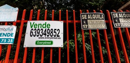 Diferentes anuncios de viviendas en venta o alquiler colocados en la vía pública
