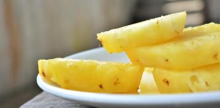 La piña natural, a veces, provoca picor en la lengua