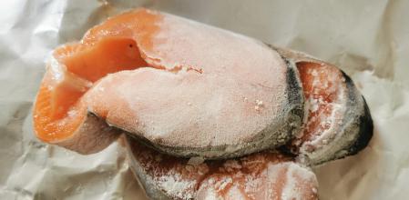 Descongelar pescado en verano puede conllevar algunos riesgos si no se toman precauciones