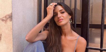 Sara Carbonero con su vestido de estampado cuadros vichy en Sevilla