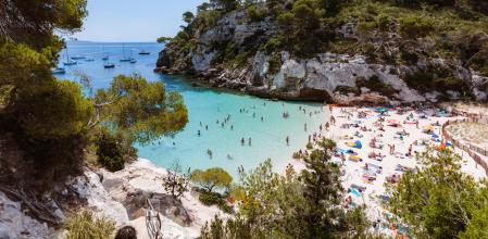 Playa de Macarelleta, a 14 km de Ciutadella, situada entre es Castellet de Macarella y cala Macarella