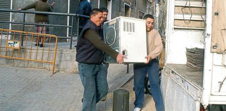 VECINOS HACEN LA MUDANZA DEL BLOQUE DE PISOS DE LAS CALLES CINCA- SANT ISCLE POR ALUMINOSIS.