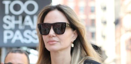 Angelina Jolie con una combinación diferente para lucir su vestido básico