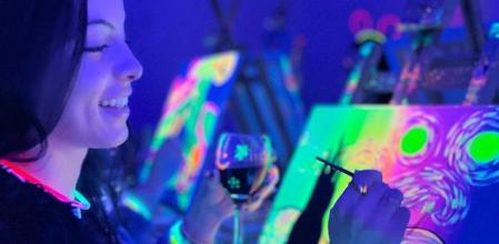 Una mujer participa en un taller de 'paint party' en València