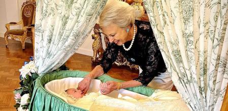 La abuela del bebé, la princesa Bendita de Dinamarca, hermana de Margarita II.