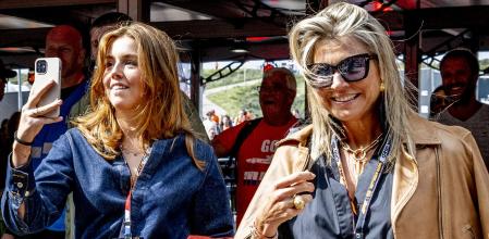 La reina Máxima y la princesa Alexia con sus monos en el circuito
