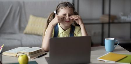 Tener una iluminación deficiente durante las horas de estudio puede dificultar la lectura y aumentar la fatiga ocular..