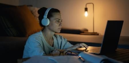 Estudiar con luz deficiente afecta a nuestra visión y puede provocar fatiga ocular.