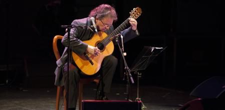 Toti Soler, durante una actuación en Castelló