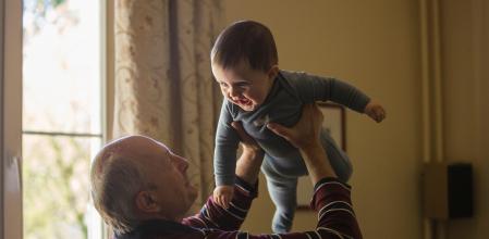 Que los abuelos cuiden a sus nietos trae consigo múltiples beneficios.