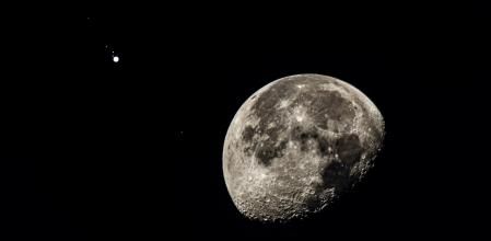 Conjunción de Júpiter con sus cuatro satélites y la luna.