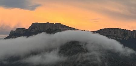 Las nubes acariciando la sierra de Busa.