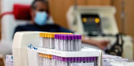 Una persona afectada por covid persistente, en un ensayo clínico en el hospital de Can Ruti