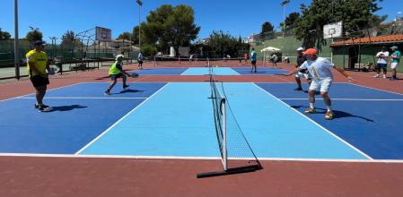 Acción durante un partido de dobles, en la celebración del I Torneig Open de pickleball, el pasado 5 de agosto, en las instalaciones del Tenis Bará, de Roda de Berà.