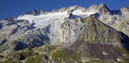 El glaciar de la Maladeta sigue perdiendo hielo de forma acelerada y su supervivencia parece tener los años contados  .