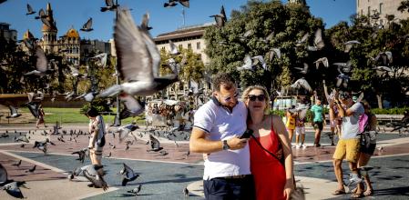 Una pareja de turistas procedentes de Long Island, Nueva York, en la plaza Catalunya