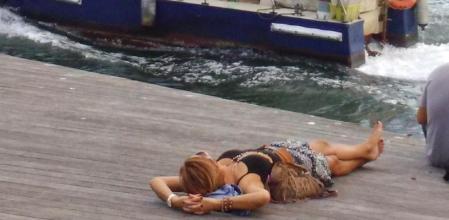 Descansando en el Port Vell con el World Trade Center de fondo.