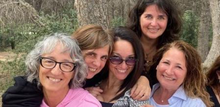 Adriana Villanueva, con su grupo de amigas