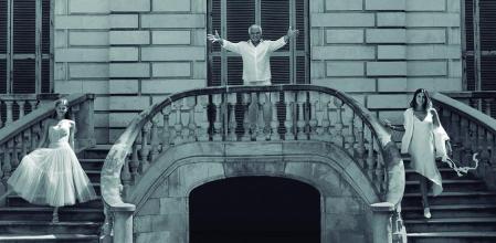 Joan Gracia: camisa popelín de Mango, pantalón de Massimo Dutti. Julieta Gracia (izda.): corsé y falda de tul de Menchén Tomàs, sandalias de Mango. Carlota Gracia: camisa de popelín de Adolfo Domínguez, 
vestido de Menchén Tomàs, zapatos destalonados de Mango. En las escaleras de Palau Robert. Centre d’Informació de Catalunya. Paseo de Gràcia, 107 (palaurobert.gencat.cat)