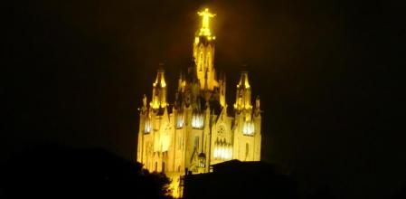 El Tibidabo reluce entre la oscuridad de la noche.