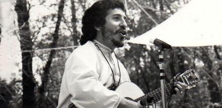 Víctor Jara en uno de los conciertos que ofreció en México en noviembre de 1971.