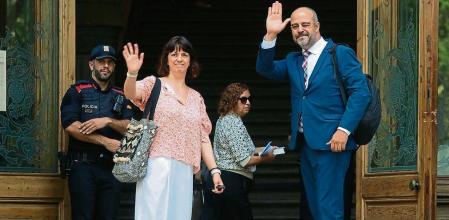 Entrada de Miquel Buch en el palacio de justicia, apoyado por miembros del partido y simpatizantes