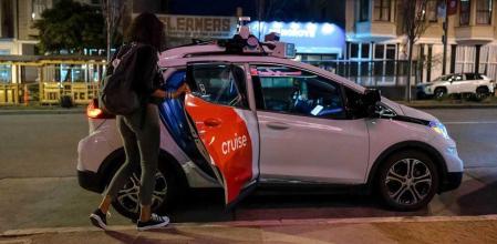 Una mujer haciendo uso de un robotaxi de Cruise
